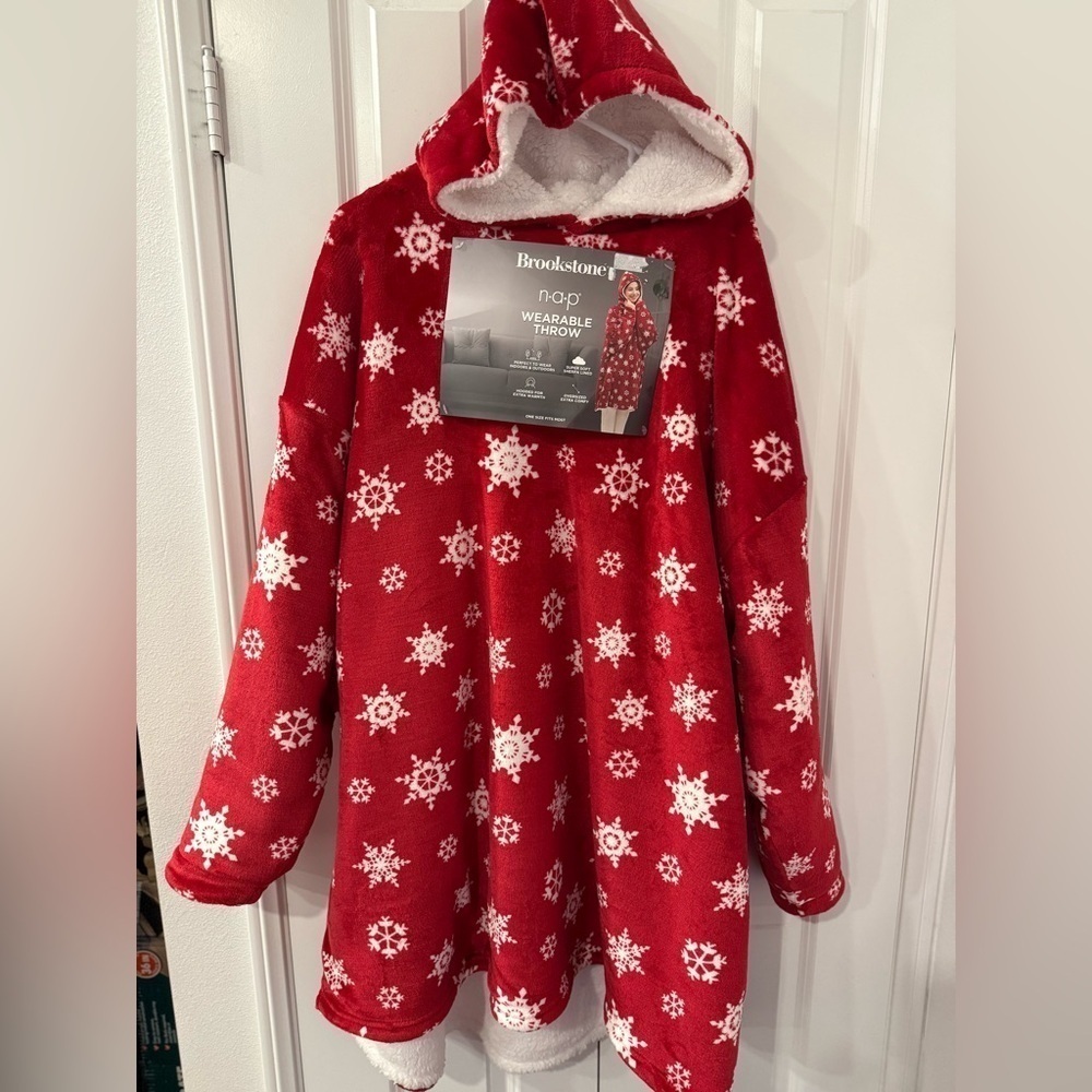 Brookstone Red Wearable Throw with Snowflakes One Size Fits Most - Picture 2 of 7